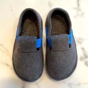 Super Cozy Boys Size C12 CROCS Slippers